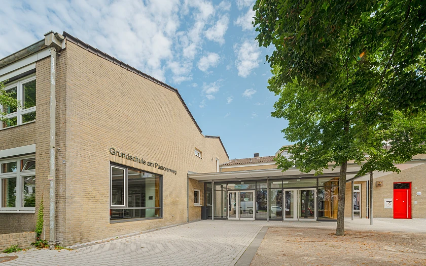 Schulhof und Eingang in die Schule